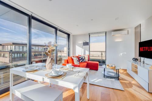 a living room with a white table and a couch at Stunning Penthouse in City Centre with Free Parking, Balcony, Aircon, Self Check-In, Fast WiFi and Sky TV by Yoko Property in Milton Keynes