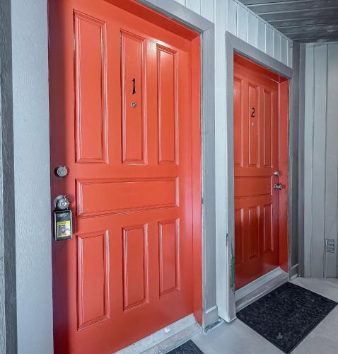 Dos puertas rojas en un pasillo una al lado de la otra en Cozy Studio in a Gated Community on Lake Conroe, en Montgomery