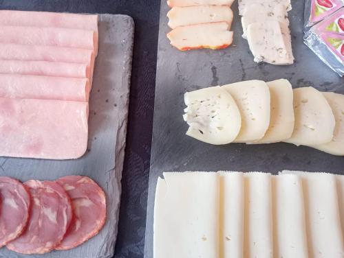 a bunch of different types of cheese and meats at Retiro dos Cedros - Quarto Adega in Fogueira