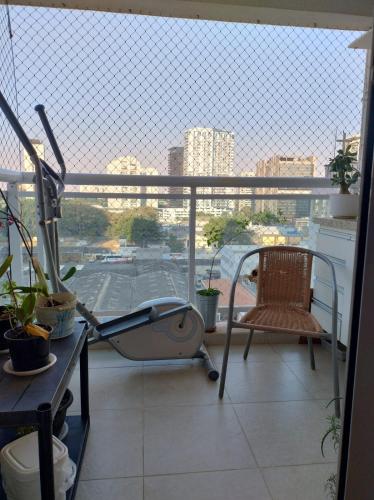 a balcony with a table and a chair and a view at Barra Funda metrô em São Paulo próximo ao Fórum e ao Allianz Park in Sao Paulo