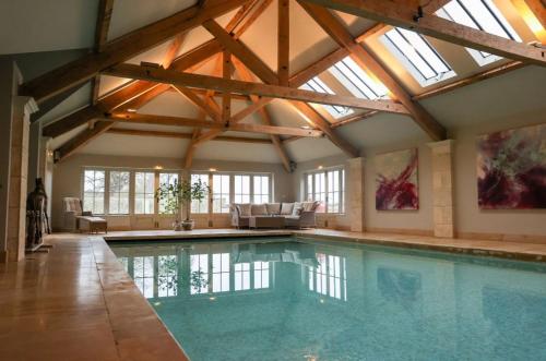 ein großes Hallenbad mit Dach in der Unterkunft Orchard Cottage in Lincolnshire