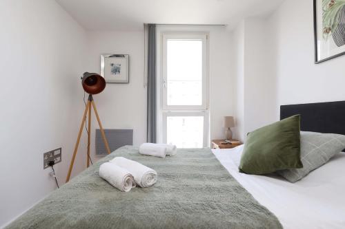 カーディフにあるCentral Apt-Parking-2Bed-2Bath-By FabAccommodationのタオルが敷かれたベッドが2つある寝室