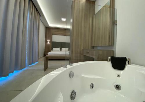 Ένα ή περισσότερα κρεβάτια σε δωμάτιο στο Sunshine Resort - Tabarja, Lebanon