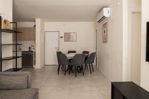 a dining room and kitchen with a table and chairs at Family Apartment By IsrApart in Ramat Gan