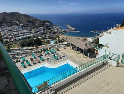 a view of the pool and the ocean at Dreams Paradise Puerto Rico in Puerto Rico de Gran Canaria