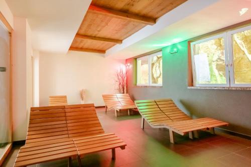 Un lugar para sentarse en Hotel Alpine Mugon