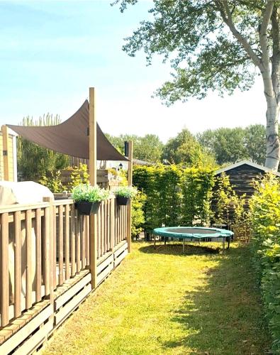 Taman di luar EnJoy Natur, See und Meer Chalet Lauwersoog- 1-6 Pers- 3 Schlafzimmer, 2 Badezimmer