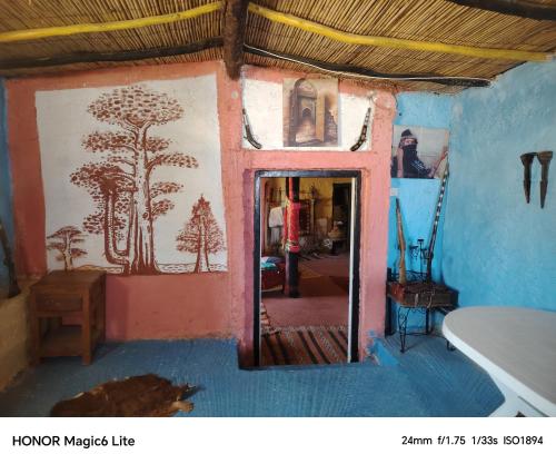 una habitación con una pintura de árboles en la pared en Gîte Forest Tagroumet traditionel, en Ifrane
