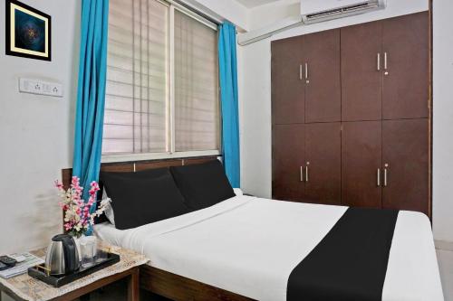 Una cama o camas en una habitación de FabHotel Pristine