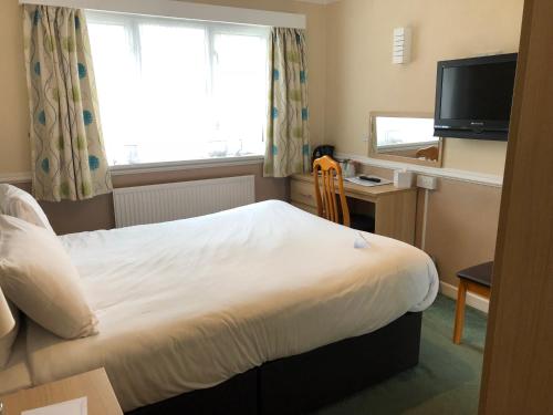 Μια τηλεόραση ή/και κέντρο ψυχαγωγίας στο Best Western Weymouth Hotel Rembrandt