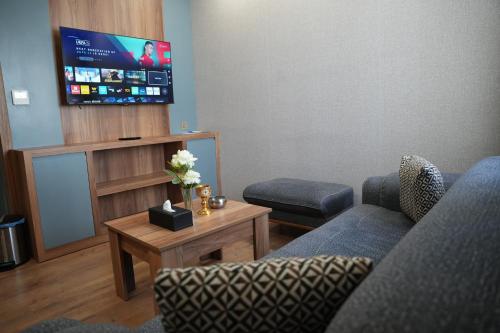 Μια τηλεόραση ή/και κέντρο ψυχαγωγίας στο Domont Hotel