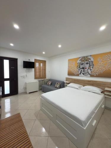 Un dormitorio con una cama grande y un sofá. en Ai Due Mori, en Milazzo