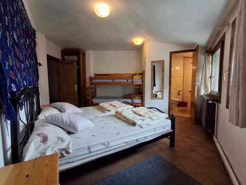 a bedroom with two beds with white sheets and pillows at Mitja Pensió Hostal Pastuira Vallter 7 in Setcases