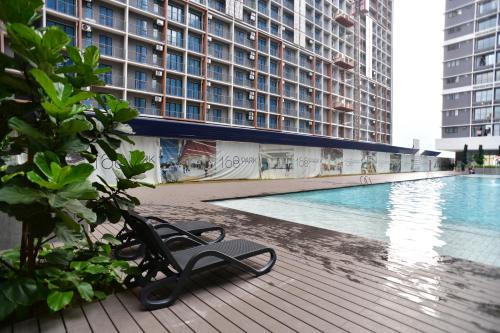 a couple of benches sitting on a boardwalk next to a swimming pool at Langit dan Lantai #168ParkSelayangMall #HospitalSelayang #UitmSelayang in Kampong Jawa Tengah