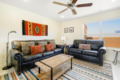 ein Wohnzimmer mit 2 Ledersofas und einem Couchtisch in der Unterkunft Rim Vista 17A2 in Moab