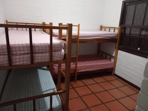 a room with two bunk beds in a room at CASA ENSEADA - Ótima localização in Guarujá