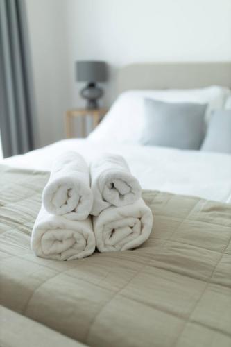 a pile of towels sitting on a bed at Rodinný apartmán s balkónem a dvěma koupelnami in Černá v Pošumaví