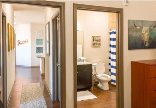 un bagno con un water e un lavandino di Bama Loft Stay a Tuscaloosa