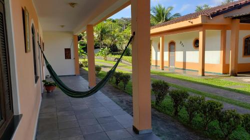 a hammock in the courtyard of a house at Pousada Atelier Aly da Costa in Iguape