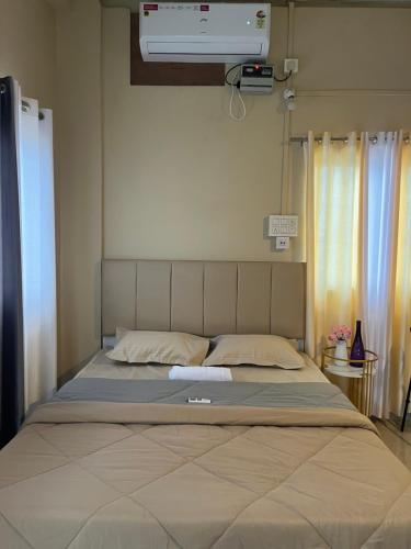 Postel nebo postele na pokoji v ubytování Mysa unit 1rk cozy unit by Cosmic Cottage