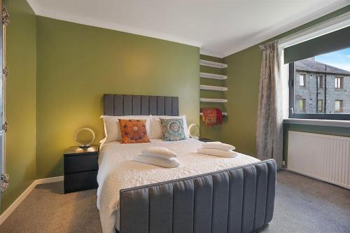 Un dormitorio con una cama grande y una ventana. en Hilton Road Apartment - Grampian Lettings, en Aberdeen