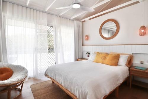 Katil atau katil-katil dalam bilik di Pink Coastal Escape