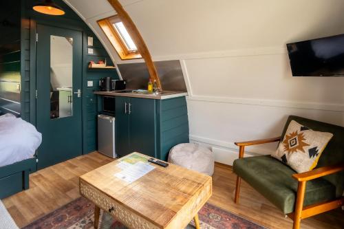 ein Wohnzimmer mit Tisch und Couch in der Unterkunft Sedgewell Barn by Wigwam Holidays in Northallerton