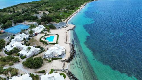 an aerial view of a beach with houses and the ocean at Sweet Home sur la plage in Marigot