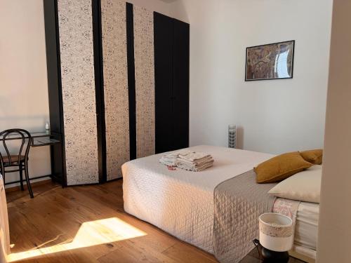 Postel nebo postele na pokoji v ubytování Genoa Waterfront Room