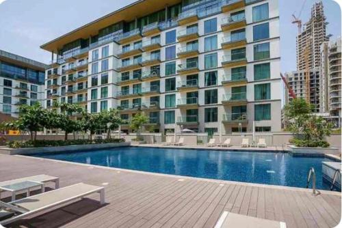 Kolam renang di atau dekat dengan Spacious Minimalistic Studio