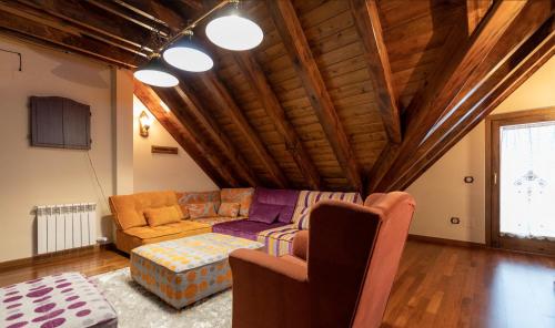 un salon avec un canapé et une chaise dans l'établissement Casa Rústica - Sorieus Lodge en Lérida, à Bossost