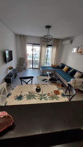 a living room with a couch and a table at Résidence Blue Bay Monastir Sousse in Monastir
