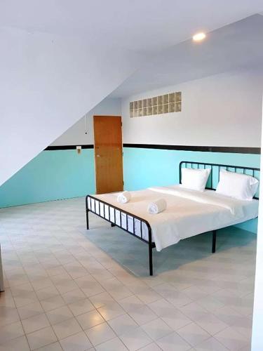 a bedroom with a large bed in a room at XX Mitr Inn Phuket Oldtown - มิตรอินน์ ภูเก็ต โอลทาวน์ in Phuket