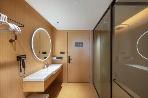 a bathroom with a sink and a shower at JI Hotel Beijing Fangzhuang Puhuangyu Subway Station in Beijing