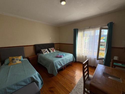Postel nebo postele na pokoji v ubytování HOSTAL QUINTAMAR 6 Norte 985