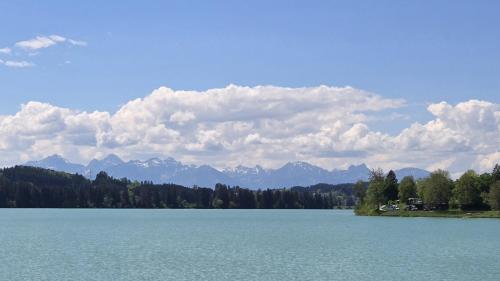 a large body of water with mountains in the background at Ferienwohnung Peter in Steingaden