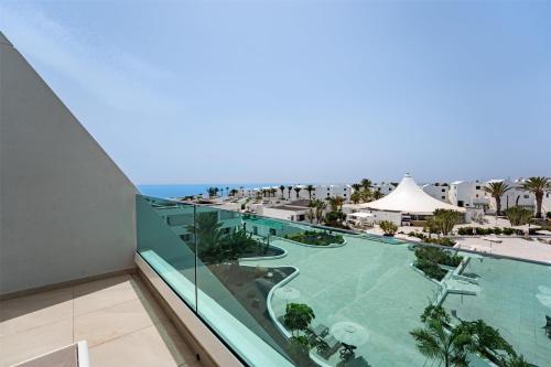 Bazén v ubytování Radisson Blu Resort, Lanzarote Adults Only nebo v jeho okolí