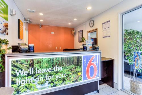 a restaurant with a sign on the front of a fish tank at Motel 6-Tigard, OR - Portland South - Lake Oswego in Tigard
