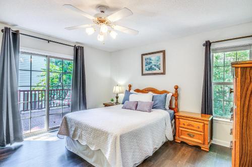 Postel nebo postele na pokoji v ubytování Lovely McCormick Home in Savannah Lakes Village