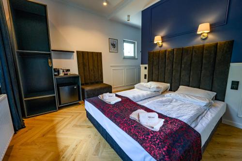 Ένα ή περισσότερα κρεβάτια σε δωμάτιο στο Orient Express Apartamenty