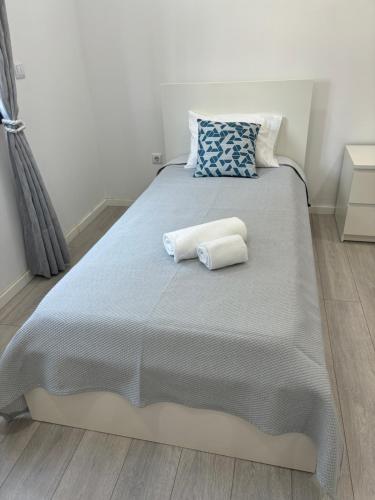 a bedroom with a large bed with two towels on it at In Barcelos View Lodge in Barcelos