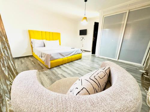 a bedroom with a bed and a couch in a room at Maison Duplex in Sale