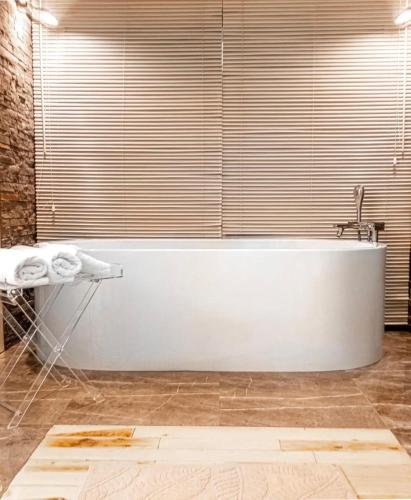 un bagno con una vasca bianca e un lavandino di Villa Lukka a Çıralı