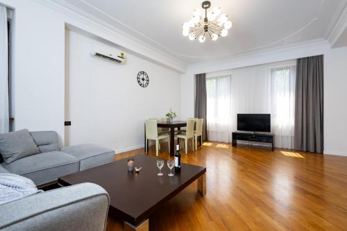 Sayat Nova street, 2 bedrooms Euro Renovated & Comfy apart SN290