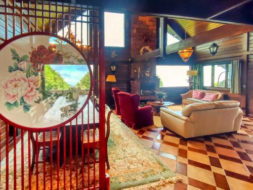 un soggiorno con scala, divano e specchio di Ocean View Garden Retreat by the Golf Course a Santa Cruz