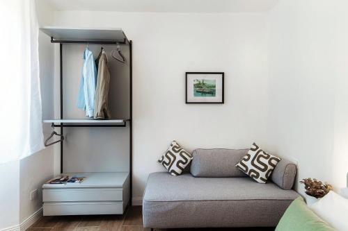 a living room with a couch and a shelf at Casa Batèl Suites & Apartments - By Breva Collections in Como