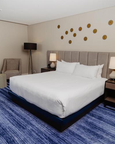 Postel nebo postele na pokoji v ubytování DoubleTree By Hilton Montreal