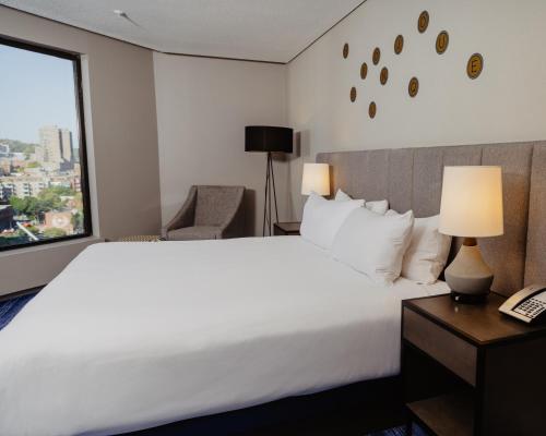 Postel nebo postele na pokoji v ubytování DoubleTree By Hilton Montreal