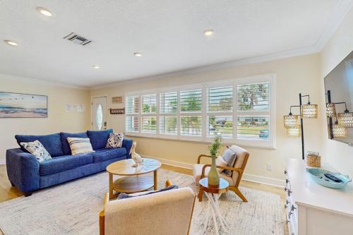 een woonkamer met een blauwe bank en stoelen bij Bermuda Oasis in Seminole