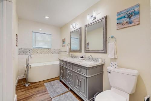 un bagno con lavandino, vasca e WC di Bermuda Oasis a Seminole